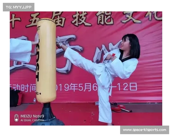 荆州市技能大赛踢腿环节，少年武者连续横踢精准击打脚靶清脆声响