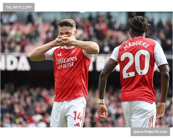 阿森纳防守从锋线开启，全员不惜体力奔跑限制对手出球